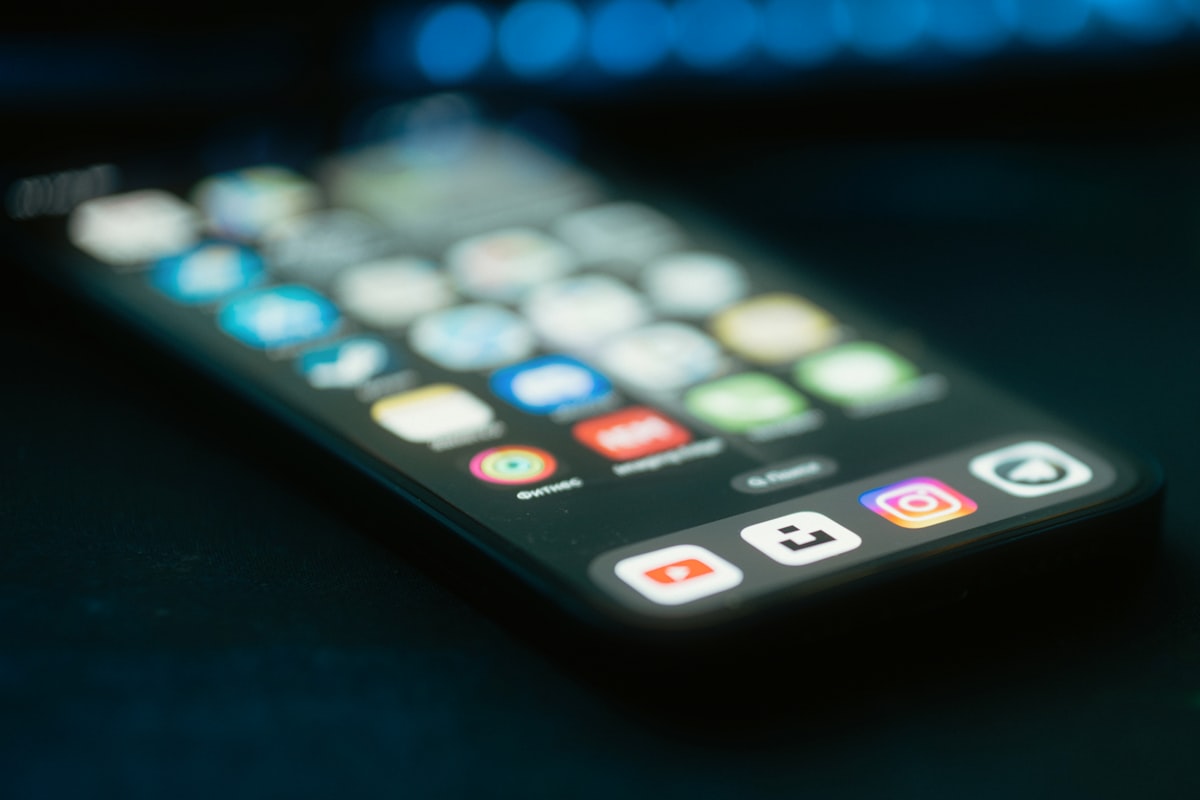 Blue Light and Sleep: What the Evidence Really Shows