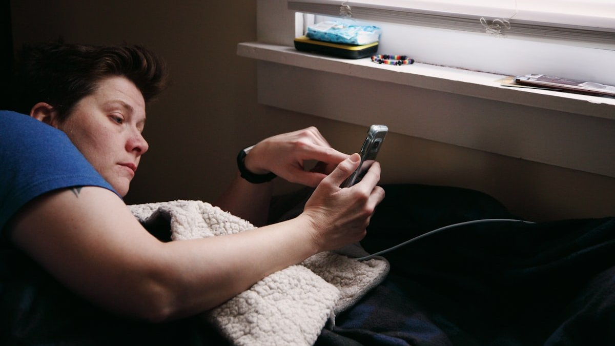 Man in black shirt holding black smartphone. — a Sleep Finally guide to What Changes When Your Phone Sleeps Outside.